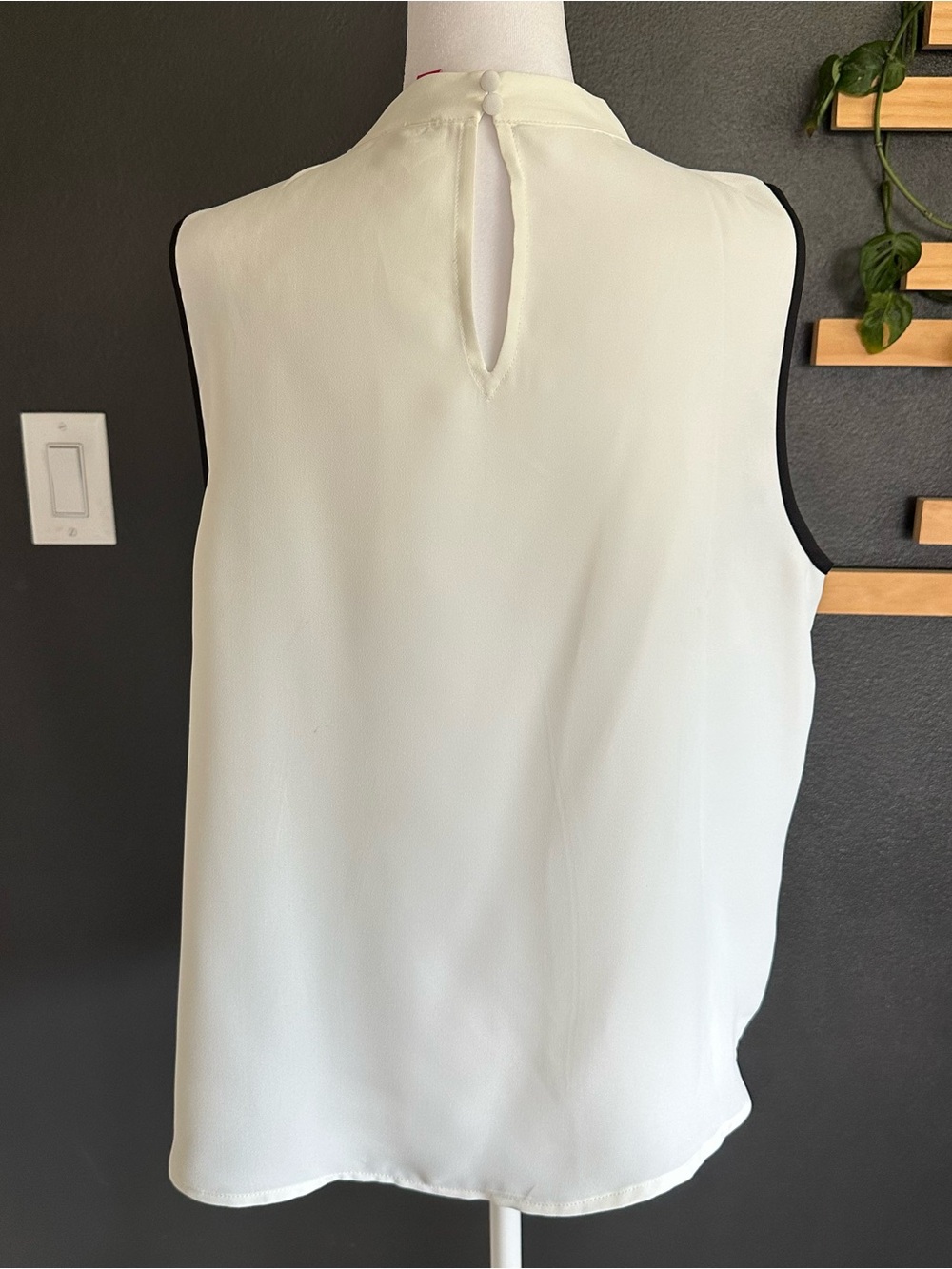 Vince Camuto Ivory Cowl Neck Sleeveless Blouse Size L NWT - Picture 3 of 8